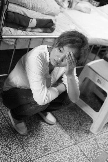 女兒熟睡之后，媽媽總會一個人想很多，女兒的病情、巨額的醫(yī)療費用時刻充斥著她的大腦，年輕的媽媽在這種情境下變得憔悴了很多，她不知道小彬嫻什么時候會好起來，帶著她穿梭在小公園里看著她稚嫩的笑。