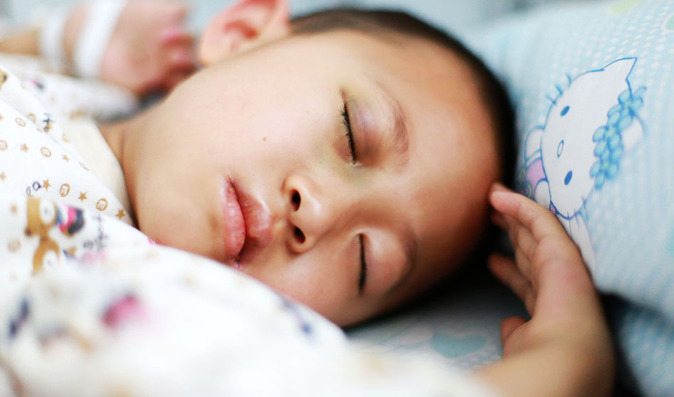 小彬嫻眼部、嘴部、脖子等出血點致使她無法吃硬東西，不小心劃破一下對她就是最大的損失，每個人都在保護(hù)著她，包括幼小的她自己。