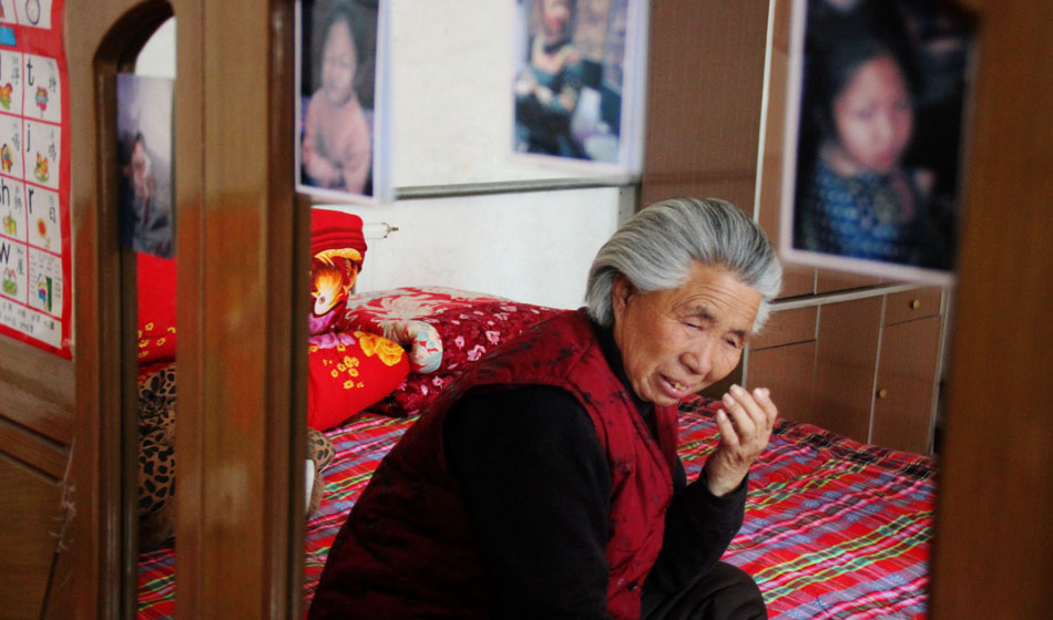 小彬嫻80歲的老奶奶每天在家祈禱小彬嫻早日回來?！袄夏棠套钣H”這是小彬嫻對“誰最親”這個問題最多的回答，小彬嫻和老奶奶就像是一對好朋友，兩個人在一起總是歡聲笑語。而現(xiàn)在，老奶奶每天看著鏡子前的小彬嫻的照片就會淚流滿面。