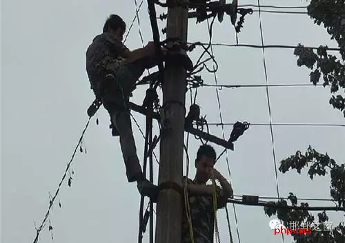 8月8日下午，邯臨路與高鐵橋交匯處北行200米燕莊村一名電工被困在電線桿上，急需救援。接到報警的邯鄲消防華澤路中隊立即趕赴現(xiàn)場，消防官兵到達現(xiàn)場后，經(jīng)了解得知，該男子是一名電工，在電線桿上作業(yè)時不慎被電擊傷，意識清醒，但其右腿和右臂無法用力，導(dǎo)致無法從電線桿上下來。消防官兵經(jīng)過半個小時的緊張營救，最終將被困男子成功救下，并由現(xiàn)場120醫(yī)務(wù)人員送往醫(yī)院進行救治。