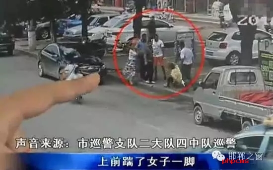 8月5日，市巡警支隊二大隊四中隊巡警在水廠路上巡邏時，突然一名神色慌張的男子攔下了警車，男子向巡警說他的愛人被打了。巡警立即查看情況，發(fā)現(xiàn)一名約30歲的女子手捂腹部倒在便道上，巡警立即撥打了110和120。經(jīng)了解得知，受傷女子于某某已懷有兩個月身孕，于某某的丈夫與男子有經(jīng)濟糾紛，當天男子找于某某的丈夫要錢，結(jié)果起了爭執(zhí)。巡警從醫(yī)院了解到于某某不幸流產(chǎn)。