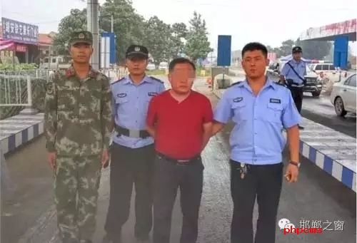 8月8日13時許，邯鄲大名李茂堤警務(wù)站民警，在一輛南樂開往龍王廟的公共汽車上，查獲一名無身份證男子。該男子自稱是龍王廟鎮(zhèn)人，在民警詢問下又改口稱是孫甘店鄉(xiāng)人，閃爍其詞、神色慌張。經(jīng)調(diào)查該男子叫朱某。于7月7日，在大名縣人民法院判決的一起民間借貸糾紛案中，犯罪嫌疑人朱某拒不履行法院判決。7月13日，大名縣公安局依法將該朱上網(wǎng)追逃。