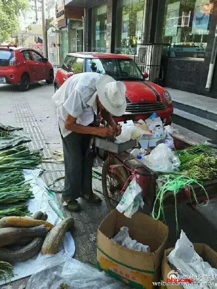 網(wǎng)友爆料：八十三歲，本該在家頤養(yǎng)天年，然而在光明大街水院路口卻有一位爺爺在酷暑烈日當下賣菜和葡萄，如果有住在附近的小伙伴們，如果你正好想買菜，買葡萄，不妨去看看。