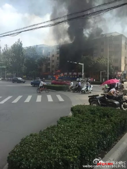 網(wǎng)友爆料：8月11日，邯鄲中華南大街和學院北路交叉口東南角，一飯店起火，消防官兵接警后緊急救援，目前起火原因不明。大家一定要注意用電用煤氣安全。