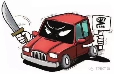 8月3日上午，公交分局接群眾報警稱，在汽車西站搭乘一輛白色奧拓(黑出租車)時，被該車司機持刀搶劫2600元。公交分局迅速組織警力現(xiàn)場勘查、走訪調(diào)查、調(diào)取天網(wǎng)監(jiān)控視頻、尋找嫌疑人蹤跡，經(jīng)大量工作，于次日凌晨6時許，辦案民警在復興區(qū)大乘寺附近發(fā)現(xiàn)嫌疑人的活動蹤跡。經(jīng)縝密布控，辦案民警在火車站一舉將犯罪嫌疑人張某某抓獲，犯罪嫌疑人張某某對持刀搶劫乘客的犯罪事實供認不諱。