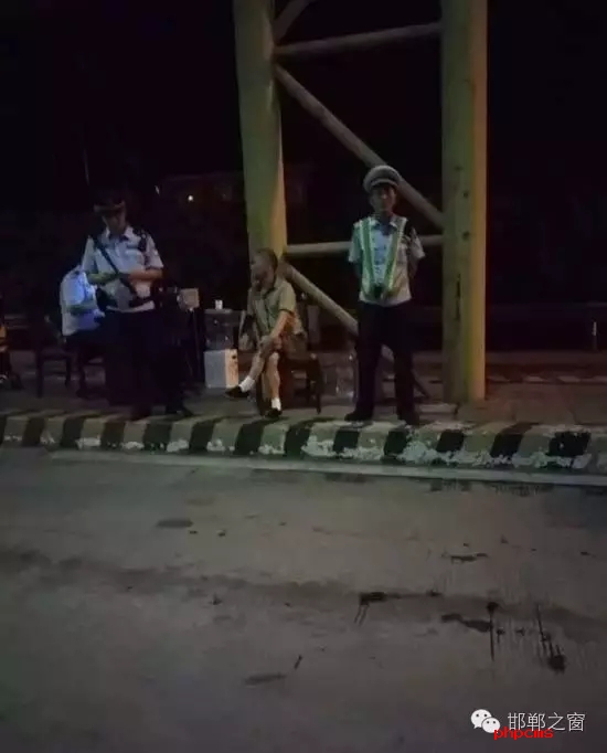 8月9日晚，磁縣交警大隊林坦中隊民警在執(zhí)行勤務中，對一輛小型普通客車進行例行檢查，該車司乘人員三人，其中兩名乘坐人員神情恍惚，非?？梢?，民警認真核對每名人員信息，經(jīng)網(wǎng)上對比查詢，系統(tǒng)提示陳某某具有吸毒史。執(zhí)勤民警立即對該車進行全面徹查，并對該車三名司乘人員做了尿檢，檢驗結(jié)果兩名乘坐人員為陽性。最終，經(jīng)過細致盤問，周某某、陳某某對其吸毒事情供認不諱。