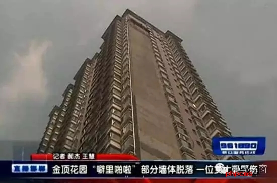建設(shè)大街與叢臺路交叉口附近的金頂小區(qū)，樓梯的墻面不知何因大面積脫落，并且還砸傷了一個人，希望金頂花園小區(qū)的物業(yè)一定要吸取這次事故的教訓(xùn)，盡快把樓體墻面修復(fù)完畢。