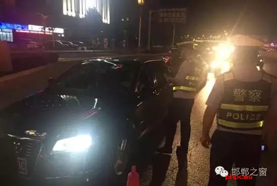 為保證奧運期間有一個良好的道路交通環(huán)境，針對疲勞駕駛、酒后駕駛等違法行為，邯鄲交警六大隊組織開展集中整治酒駕、醉駕專項行動。8月10日，交警六大隊出動警力130余名，出動警車15輛，設(shè)置執(zhí)勤卡點17處，從20時起至23時，在大隊轄區(qū)內(nèi)查獲了18個“酒鬼”以及涉牌涉證違法行為21起。當(dāng)晚，在中華大街水廠路口，有一輛車為了逃避檢查，還試圖倒車逃跑。