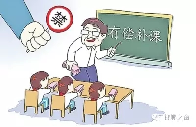 8月10日，記者接到家長舉報，稱邯鄲市七色光水文小學(xué)未開學(xué)，卻接到了學(xué)校補課通知。記者聯(lián)系了校方，該校負責(zé)人表示將立即停止補課，并將收取的費用退還家長。