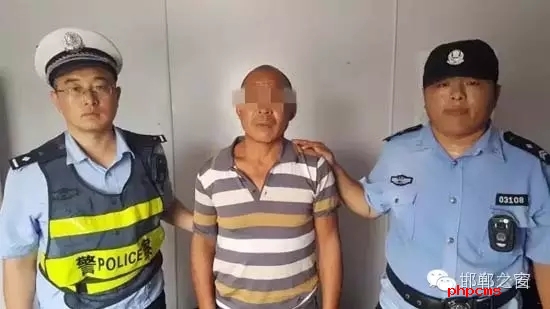 8月12日9時許，邯鄲大名鋪上高速口檢查站執(zhí)勤民警在對一輛由魏縣開往北京客車進行安檢時，發(fā)現(xiàn)一名網(wǎng)上逃犯。經(jīng)核查，該男子為王某平，系涉嫌濫伐林木網(wǎng)上逃犯。該王于今年3月份在未有辦理《林木采伐許可證》的情況下，亂砍濫伐林木97棵。