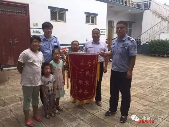 8月份，雞澤縣局店上派出所在開展入戶訪查工作中了解到，2011年，浮東三村村民孟某與外地女子唐某（云南省昭通市人）結(jié)婚，戶口沒有遷移，因是二婚，妻子唐某帶有的三個孩子也跟隨孟某生活，三個孩子均沒有戶口。不幸的是，其妻子唐某在2015年年底因車禍死亡，三個孩子無法取得醫(yī)學(xué)證明，就一直未能申報戶口。民警在獲悉此情況后，主動上門對這3個無戶口孩子進行入戶調(diào)查，經(jīng)過一周的緊張工作，雞澤縣局店上派出所會同縣局戶政股為這3個孩子解決了戶口問題，最終將3個孩子的戶口頁交到孟某手中。