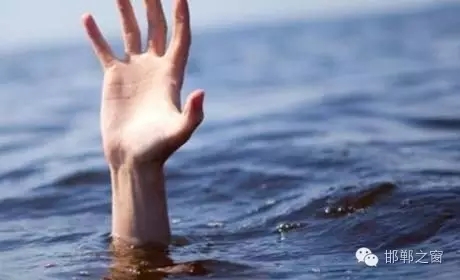 8月11日下午4點左右，邯鄲臨漳縣油房村村主任程艮生像往常一樣在自己負責(zé)的區(qū)域巡查，在快要接近漳河時，程艮生發(fā)現(xiàn)不遠處有兩個人在水里撲騰。程艮生用盡全力將兩人救上岸?！皟蓚€孩子才十八九歲，正值大好年華?！被貞浧甬?dāng)時情形，程艮生依然心有余悸。