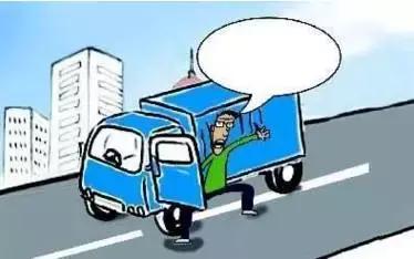 2月27日凌晨，邯鄲市一名男子套用其表哥A2駕駛證信息駕駛大貨車進(jìn)入市區(qū)，沒成想因為嘴角的一顆痣被交警看出破綻，不僅被公安機(jī)關(guān)依法行政拘留了15天，而且被罰款1500元。在事實面前，駕駛?cè)瞬坏貌怀姓J(rèn)自己無證，試圖用表哥的駕駛證蒙混過關(guān)。